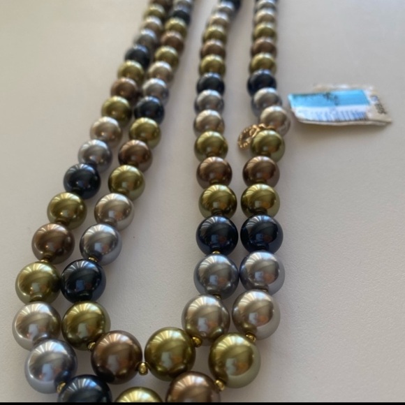 Freshwater colored pearl multi strand necklace with matching pierced earrings - Picture 2 of 4